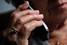 Seniorin am Telefon - Karl-Josef Hildenbrand/dpa/dpa-tmn