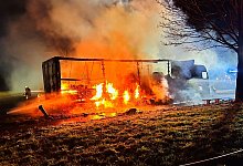 Lastwagen brennt auf Rastplatz - -/Feuerwehr Haan/dpa