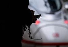 Der Schattenriss einer Person vor einem ICE - Marijan Murat/dpa/dpa-tmn