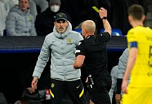 Gelb: Chelsea-Coach Thomas Tuchel wird von Referee Szymon Marciniak verwarnt. - Manu Fernandez/AP/dpa