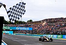 Der Niederl&auml;nder Max Verstappen vom Team Red Bull &uuml;berquert als Sieger die Ziellinie in Ungarn. - Attila Kisbenedek/Pool AFP/AP/dpa