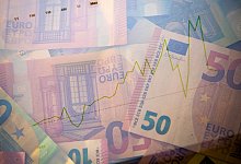 Eine Zinskurve mit Transparenz &uuml;ber Euro-Geldscheinen - Christin Klose/dpa-tmn