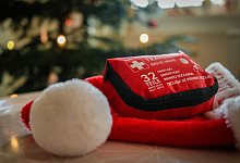 Ein Erste-Hilfe-Set liegt auf einer Weihnachtsm&uuml;tze - Zacharie Scheurer/dpa-tmn