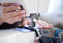 Frau näht mit einer Nähmaschine - Christin Klose/dpa-tmn