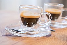 Zwei Tassen Kaffee stehen auf einem Tisch - Christin Klose/dpa-tmn