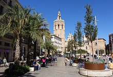Platz vor der Kathedrale von Valencia - Andreas Drouve/dpa-tmn