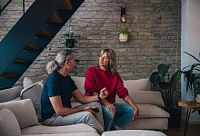 Ein Mann und eine Frau sitzen angespannt auf einem Sofa - Zacharie Scheurer/dpa-tmn