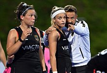 Valentin Altenburg mit Spielerinnen - Federico Gambarini/dpa