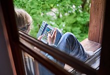 Junge mit Smartphone - Annette Riedl/dpa