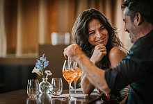 Ein Paar im Restaurant - Malte J&auml;ger/Westend61/dpa-tmn