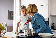 Eine Frau gibt ihrem Enkel einen Kuss - Christin Klose/dpa-tmn