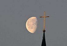 Kreuz auf Kirchturm - Bernd Weißbrod/dpa/Symbolbild