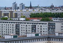 Blick auf Wohnhäuser im Berliner Osten. - Monika Skolimowska/dpa