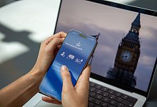 Eine Frau stellt einen ETA-Antrag &uuml;ber eine App - Nico Tapia/dpa-tmn