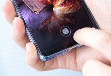 Ein Mann nutzt einen Fingerabdrucksensor - Andrea Warnecke/dpa-tmn