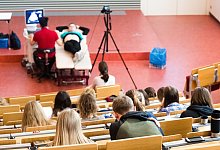 Medizinstudium im Ausland Studiengeb&uuml;hren Kosten - Julian Stratenschulte/dpa