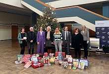 wunschbaumaktion-geschenkubergabe-13122024 - Landgericht Detmold