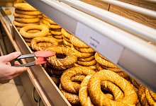 Simit-Herstellung in türkischer Bäckerei - Christoph Soeder/dpa
