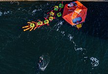 Zukünftige Astronauten beim Wasser-Rettungstraining - Jens Büttner/dpa