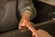 Fingerabdruck an einem Spiegel - Christin Klose/dpa-tmn