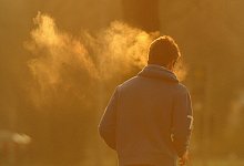 Atem eines Joggers zeichnet sich im Gegenlicht ab - Julian Stratenschulte/dpa/dpa-tmn