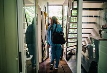 Eine junge Frau verlässt ein Haus - Zacharie Scheurer/dpa-tmn