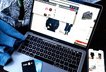 Verschiedene Online-Shops sind auf einem Laptop geöffnet - Sina Schuldt/dpa/dpa-tmn
