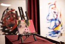 Die Werke des in S&uuml;dafrika lebenden Schweins &laquo;Pigcasso&raquo; wurden bereits in London und Amsterdam ausgestellt. Jetzt kommen sie nach Hann.M&uuml;nden. - Swen Pf&ouml;rtner/dpa