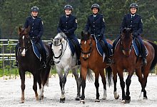 Polizistinnen zu Pferd - Foto: Ralf Hirschberger