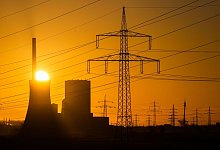 Die Sonne geht hinter dem Kohlekraftwerk Mehrum im Landkreis Peine auf. - Julian Stratenschulte/dpa