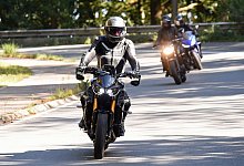 Motorradfahrer auf einer Landstrasse - Judith Michaelis/dpa-tmn/dpa