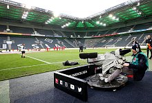 Fu&szlig;ball-TV - Foto: Roland Weihrauch/dpa