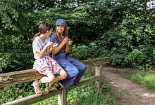 Freundinnen essen zusammen ein Eis - Mascha Brichta/dpa-tmn