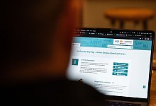 Person schaut auf die Webseite des Beitragsservice - Hannes P Albert/dpa/dpa-tmn