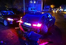 Der BMW-Zivilstreifenwagen (r.) kollidierte zun&auml;chst mit einem Mini und kam dann nach einem weiteren Zusammensto&szlig; mit einem Mercedes - hier links - zum Stehen. - NW