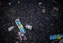 Konfetti und &Uuml;berreste von Feuerwerksk&ouml;rpern liegen auf dem Boden - Sophia Kembowski/dpa/dpa-tmn