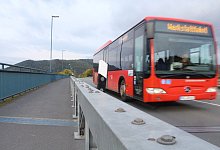 Ein Shuttle-Verkehr &uuml;ber die Weserbr&uuml;cke bei L&uuml;chtringen ist die realistischste L&ouml;sung als Ersatz f&uuml;r die Fu&szlig;g&auml;ngersperrung der H&ouml;xtaner Weserbr&uuml;cke im kommenden Jahr. - Burkhard Battran