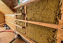 Dachgeschoss wird mit Glaswolle gedämmt - Alexander Ludwig/dpa-tmn