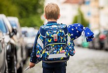 Erstkl&auml;ssler mit Schulranzen am Tag der Einschulung - Moritz Frankenberg/dpa/dpa-tmn