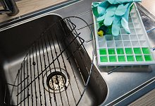 Schmutziger Grillrost neben Eisw&uuml;rfeln aus Sp&uuml;lmittel - Christin Klose/dpa-tmn