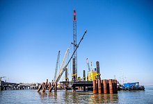 In Wilhelmshaven wird derzeit ein LNG-Terminal errichtet - ein schwimmendes soll zus&auml;tzlich angemietet werden. - Sina Schuldt/dpa