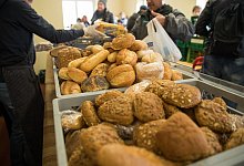 Tafel - Foto: Daniel Karmann/dpa