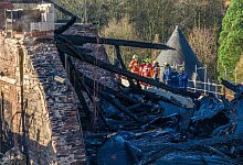 Flammen im historischen Schloss Hardenberg: massiver Schaden - Christoph Reichwein/dpa