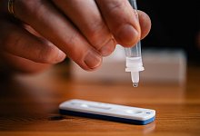 Corona-Schnelltest - Zacharie Scheurer/dpa/Symbolbild