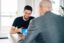 Zwei Männer in einem Gespräch - Zacharie Scheurer/dpa-tmn