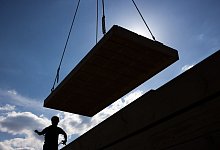 Aufbau eines Fertighauses - Rolf Vennenbernd/dpa