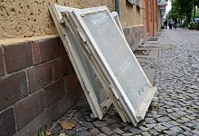Alte Fenster auf einem Gehweg - Andrea Warnecke/dpa-tmn