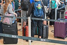 Und dabei wollen sie nur in den Urlaub: Das Reisechaos an den Flugh&auml;fen kostet viel Geld und Nerven. - Patrick Pleul/dpa