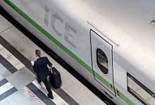 Infos f&uuml;r Zugreisende gibt die DB Navigator App - Foto: Paul Zinken/dpa-Zentralbild/dpa-tmn