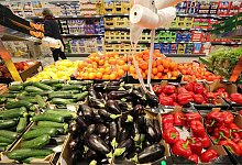 Obst- und Gem&uuml;sesorten in einem Berliner Supermarkt. - Wolfgang Kumm/dpa